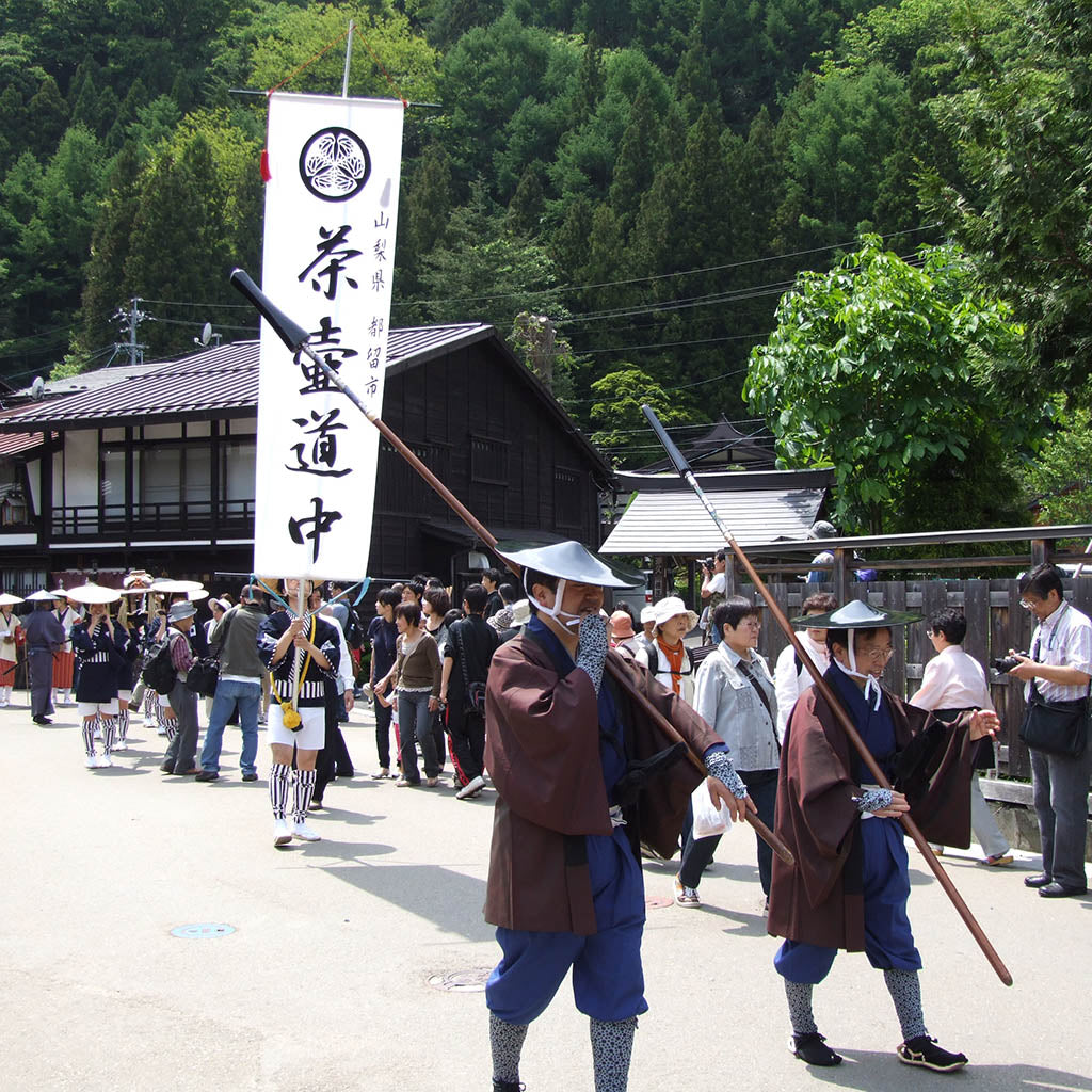長野県塩尻市奈良井宿のお茶壺道中行列（2008年）。